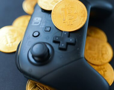 Crypto Gaming: Play-to-Earn vs Play-to-Own