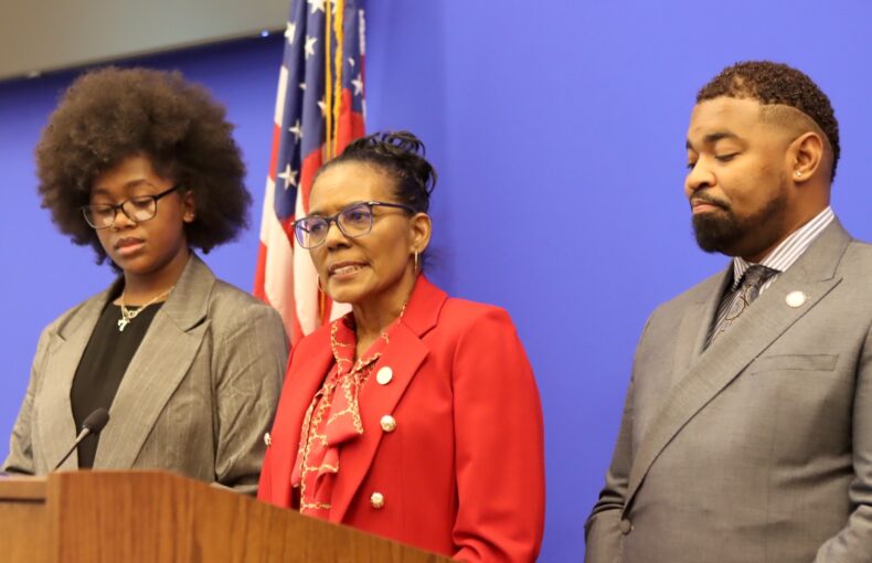 Democrats Propose $15 Minimum Wage, Republicans Voice Business Concerns