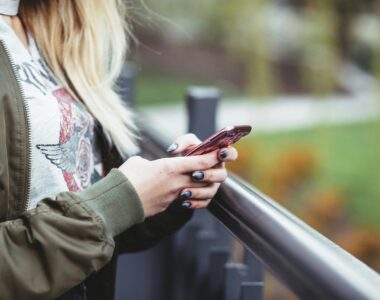 Smart Ways to Cut Costs on International Data Roaming While Traveling Abroad