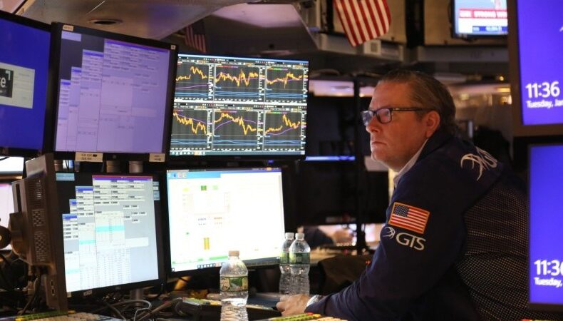 Tech Stocks Crash as DeepSeek Threat Spreads, Fed Anticipates Volatility