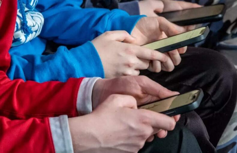 Do Phones and Gadgets Affect Cognitive Health Amid Digital Dementia Concerns