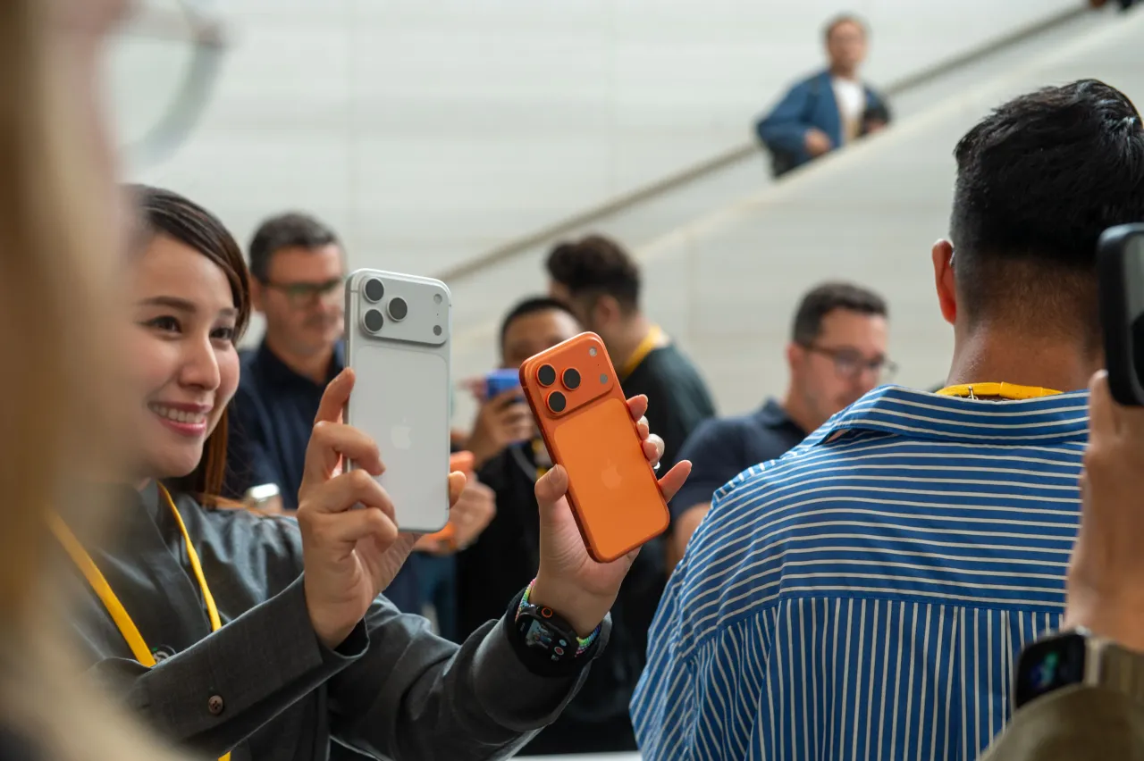 iPhone 17 Sees Robust Preorder Trends Amidst Air's China Pause Retail Traders Hope For Apple Stock Retesting $250 Level