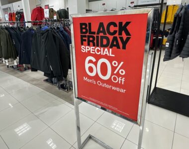 Shoppers Utilize AI Tools to Find Best Sales According to Analyst